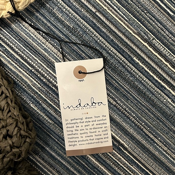 🆕INDABA - Sayulita Raffia Tote in Charcoal with Pompoms - Picture 3 of 3